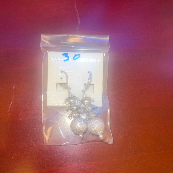 Earrings - Picture 1 of 2